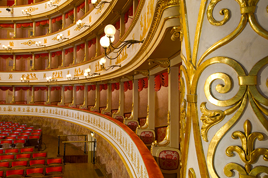 case italy theater background